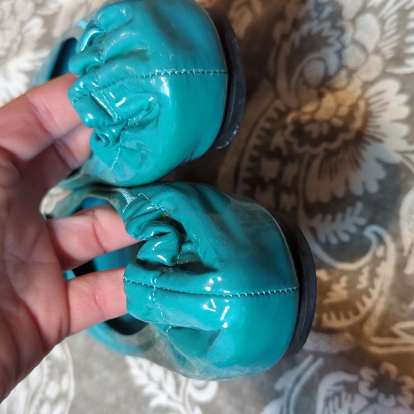 TORY BURCH Teal Turquoise Patent Leather Reva Flat Scrunch Back SZ 7.5 - Picture 5 of 7